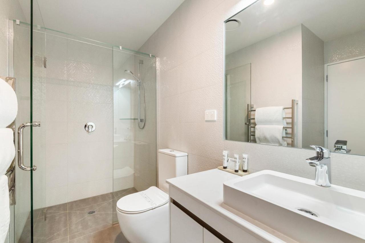Fernz Motel & Apartments Birkenhead Auckland Exterior photo A modern bathroom