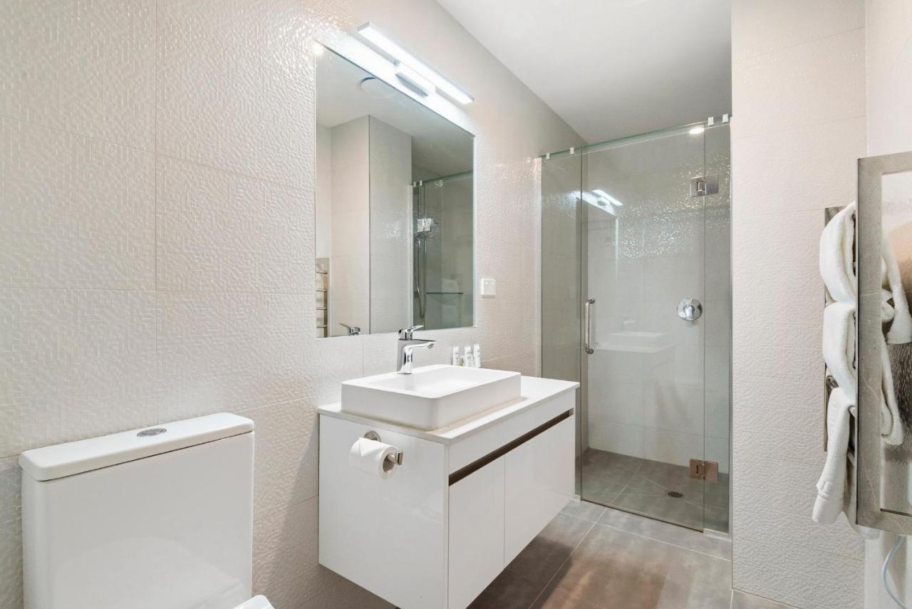 Fernz Motel & Apartments Birkenhead Auckland Exterior photo A modern bathroom