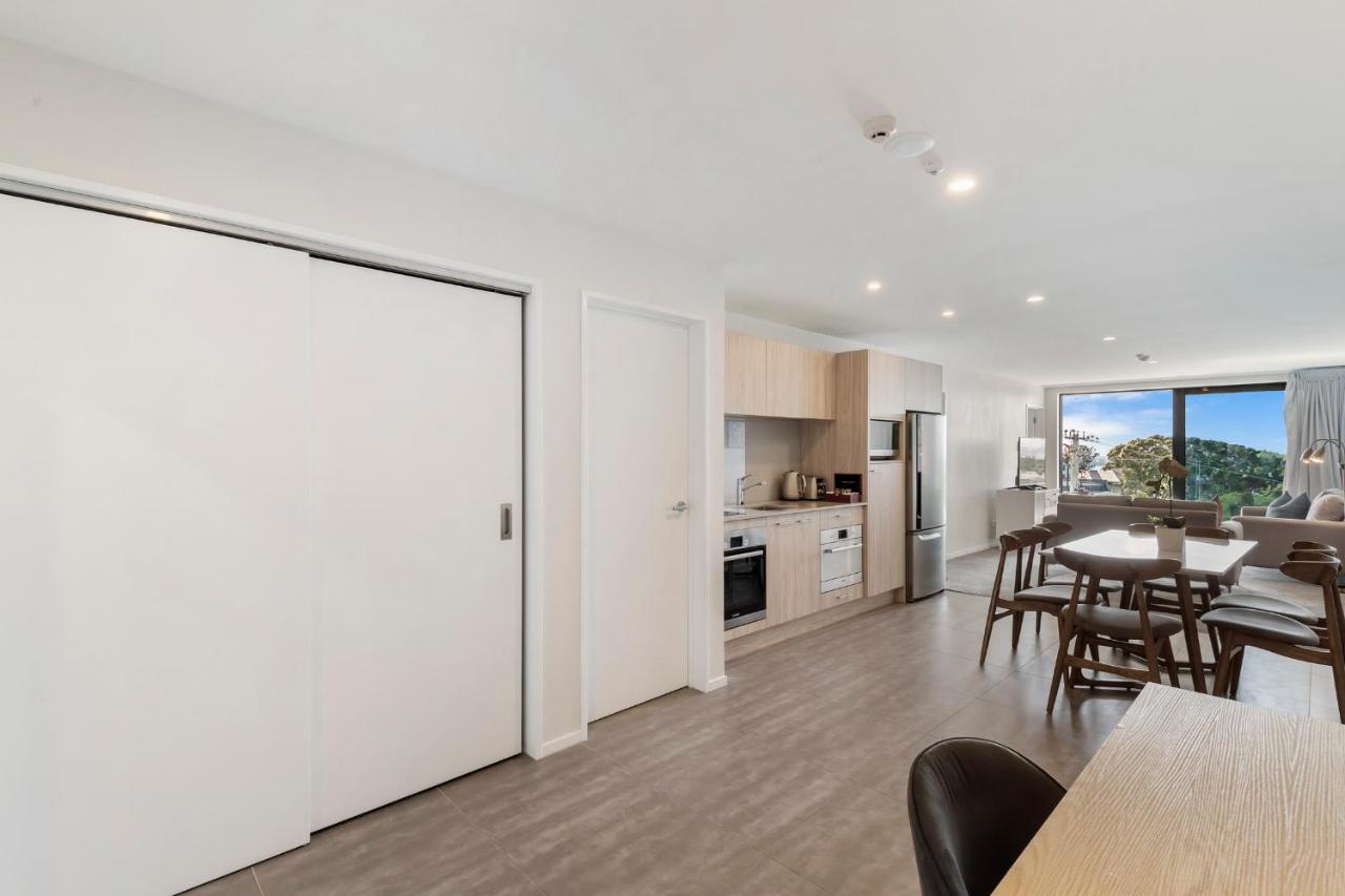 Fernz Motel & Apartments Birkenhead Auckland Exterior photo A sliding door