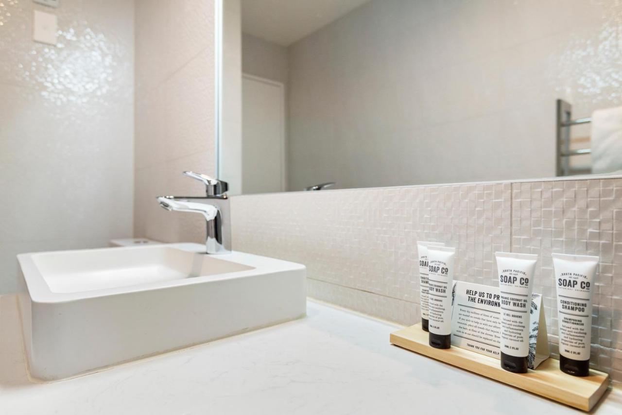 Fernz Motel & Apartments Birkenhead Auckland Exterior photo A bathroom in a hotel